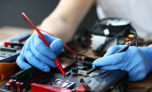 Técnico realizando mantenimiento de PC